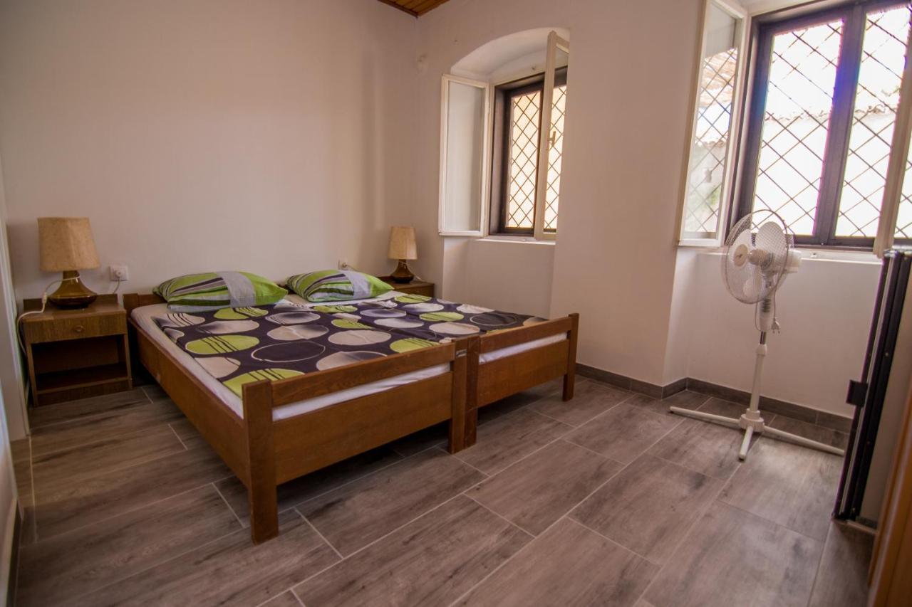 Hostel Flora Мали-Лошинь Экстерьер фото