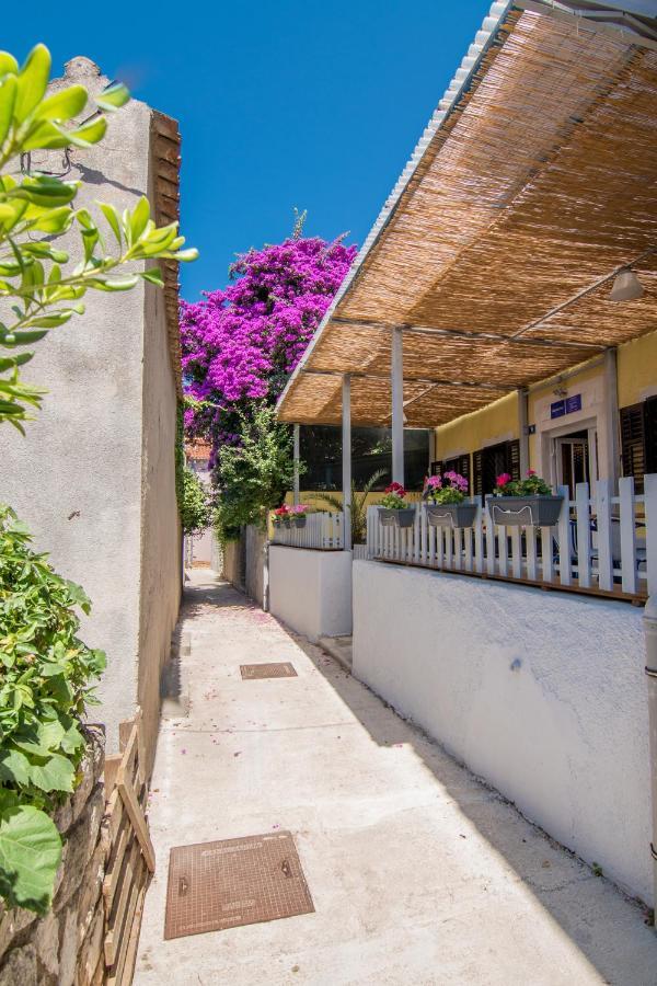 Hostel Flora Мали-Лошинь Экстерьер фото